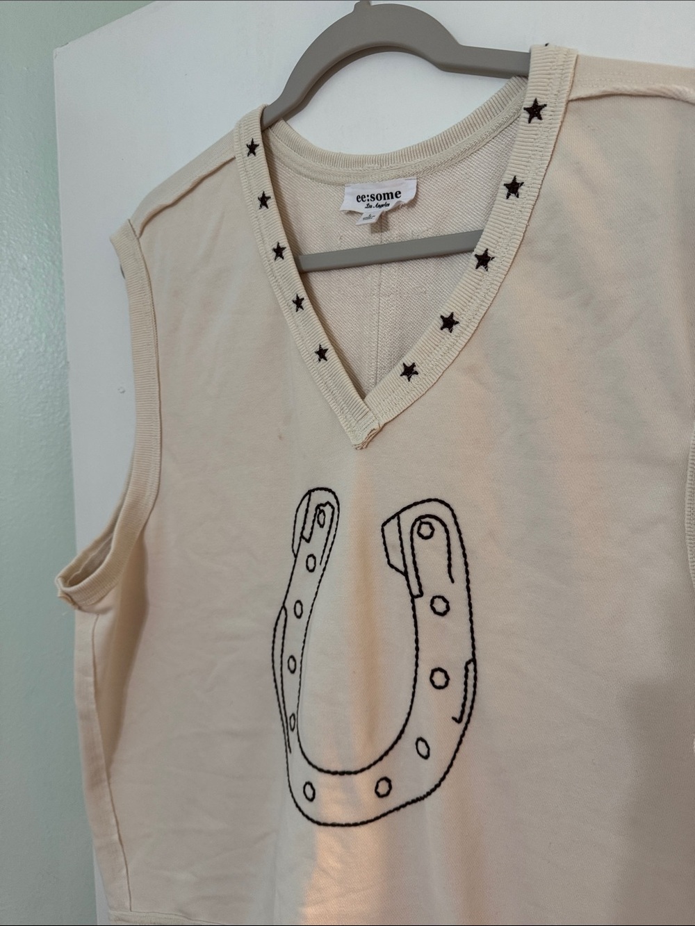 eesome Cream Sleeveless Knit Top with Horseshoe Motif - Picture 4 of 6